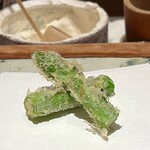 天ぷら 元吉 - アスパラガス 熊本より
      なんて香りが良いのでしょう！
      穂先は何も付けずそのまま、柔らかさが際立ちます。
      下はコリっとした揚げ加減、瑞々しさが弾ける様な美味しさです♪