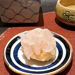 天ぷら 元吉 - 白海老の天ぷら 上に生の白海老をのせて
      こちらも天ぷらにすると香りが飛ぶので、生の白海老を後からのせた仕立て。
      ねっとりとして甘みがあり、これも美味！