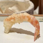 天ぷら 元吉 - 巻海老 一本目（レアな仕立て）
      独特な海老のフォルムは写真で見たまま。
      塩だけでいただきましたが、火入れはレアでありながら海老の甘みは豊かに、元吉氏の卓越した技を味わい感動が始まりました！