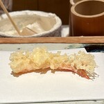 天ぷら 元吉 - 巻海老 二本目
      揚げる前に特殊な容器を油に落とし、その中で衣をまとわせている様な！手元は見えませんが。
      一本目よりもしっかりと火入れ、衣そのものがなんて美味しいのでしょう！
      なんも言えません♪