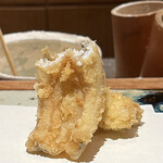 天ぷら 元吉 - 穴子 韓国産
      頭が小さく胴が太い穴子を主に使うそうです。
      新生姜の塩漬けを一緒に食べるのが、さっぱりとして良かったです♪