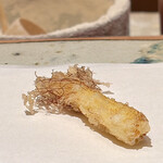 天ぷら 元吉 - ヤングコーン
      これも可愛らしい若いヤングコーン、とうもろこしの風味を楽しみました♪