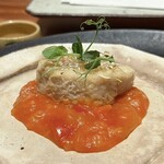 天ぷら 元吉 - 金目鯛 トマト粥
      金目鯛の天ぷらの下にトマト粥！
      まるでスペイン料理の様な仕立てにびっくり！
      でも、鰹出汁の味と風味がしっかりした味わい、これは素晴らしいですd(^_^o)
      これ、また食べたいです♪