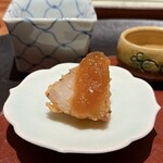 天ぷら 元吉 - 新玉葱 淡路より
      上からは新玉葱に醤油を合わせたタレをかけています。
      揚げたてを、一旦特殊な容器に入れ温度を自然に下げた仕立て、これがめちゃくちゃ甘みが感じられ、凄く美味しかったです♪