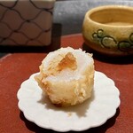 天ぷら 元吉 - アオリイカ 上から醤油を垂らした新生姜
      むむむ、こんなアオリイカの天ぷらも初めて！
      切り身を巻いて揚げた身の、温度の変化が楽しいです。
      中心に向けて火入れは軽くよりレアな加減、これも美味しい♪