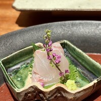 天ぷら 元吉 - お刺身：スズキ 常磐より
                スズキも旬に入ったでしょうか！
                肉厚に切りつけた透明感のある白身は、少しねっとり感がありほんのり甘みがあり、なかなかの美味です♪