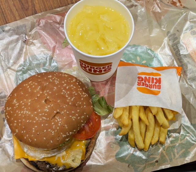 クアトロチーズワッパー」は、チーズと野菜の色彩が良く映えて