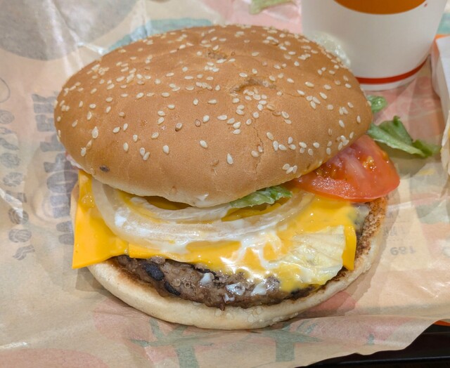 クアトロチーズワッパー」は、チーズと野菜の色彩が良く映えて