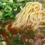 Ramendaitetsu - ラーメン大てつの醤油ラーメンの麺と脂膜（14.08）