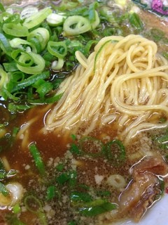 Ramendaitetsu - ラーメン大てつの醤油ラーメンの麺と脂膜（14.08）