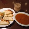ゴングル - チーズナンランチセット全景。カレーはマトンチョイス。ドリンクはアイスチャイ。