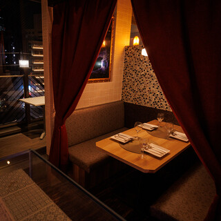 落ち着いた個室空間で味わう大人の肉バル時間