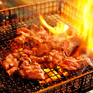 【名物】豪快！炎を上げて焼き上げる地鶏のもも炭火焼き