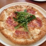 Trattoria Pizzeria Pireus - ブリアンゼッタ（ブタの燻製ハム・モッツァレラ・ルッコラ）