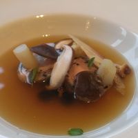 レストラン ヴァリエ - 焦がし玉葱と鶏の暖かいコンソメ仕立て ホワイトアスパラガスと鶏肉のソーシソン添え