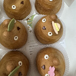 白髭のシュークリーム工房 - 箱を開けると向かい合ってコチラを見てます！