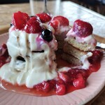 Cafe 36 - オートミールのいちごパンケーキ