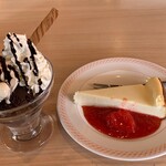 ジョイフル - (左)オセロアイス 372円 (右) JILLさんのN.Yチーズケーキ 405円(税込)