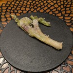 CULACCINO - 山ウドのフリット、イノシシのラルド(脂身）を乗せて