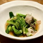 レストラン ウオゼン - ❽月輪熊・猪鍋で
      〜月輪熊ロース、猪肉と山菜9種（ウルイ、芹、浅葱、行者大赤、三葉、筍、コゴミ、コシアブラ、山椒）。目の前でご主人がダイナミックに鍋奉行