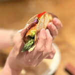 レストラン ウオゼン - ❸蘇我農園産グリーンアスパラのホワイヨ （仏産コンテチーズ＋パン粉焼き）　
      〜ガンジー牛の自家製生ハム3年熟成、マイクロハーブと花のせの魚沼産蕎麦ガレット