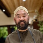 レストラン ウオゼン - 井上和洋さんは、自らの手でジビエや山菜などの食材を調達して調理するローカルガストロノミーのオーナーシェフ。有機野菜レストラ「HOKU」のオーナーシェフから2013年に「レストラン・ウオゼン」をオープン