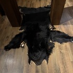 レストラン ウオゼン - 熊ちゃんの皮敷物