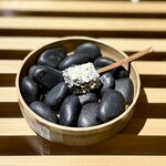 レストラン ウオゼン - ⓬ヨモギのわらび餅
      〜ホワイトチョコをまぶした蓬麩のわらび餅。熱々のデザートとは珍しい