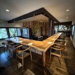 レストラン ウオゼン - ジビエ料理の似合う広いカウンター席