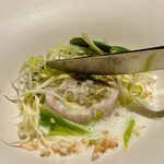 レストラン ウオゼン - ❻真鯛の蒸し焼き
      〜真鯛の蒸し焼きに山菜5種（コゴミ、ウルイ、アサツキ、ミツバ、フキノトウのピクルス）、2種のソース（鯛出汁＋クリーム、焦し昆布油）