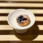 レストラン ウオゼン - ⓫ 小菓子
      〜最後は待合室に移動して食後のデザート。地元下田産ブルーベリーのファーブルトン