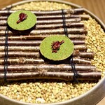 レストラン ウオゼン - ❶アミューズ
      ・猪リエットのタルト、セロリのパウダー、花山椒のピクルス、ビーツのマリネのせ