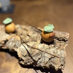 レストラン ウオゼン - ❶アミューズ
      ・ジビエドッグ （熊、鹿、猪、鴨のソーセージ）、発酵黒大蒜のソース