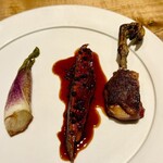 レストラン ウオゼン - ❼真鴨の石窯焼き 
      〜丸々と脂ののった網撮りの天然真鴨（胸+脚）を蜂蜜を塗りながら石窯でこんがりと香ばしくロースト。仕上げは鴨出汁と香草のソースの旨味溢れるソースは絶品、ヤマウドや香茸を添えて