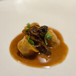 レストラン ウオゼン - ❹山鳥と編笠茸のラビオリ
      〜初めて頂く幻の山鳥は山鳩やキジとも異なる貴重な品種。濃厚な編笠茸のバンジョーニュソース
