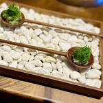 レストラン ウオゼン - ❶アミューズ
      ・槍烏賊、コシアブラ、柑橘系カラマンシーのビネガー