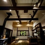 レストラン ウオゼン - 暖炉と本棚のある待合室は太い梁が美しい