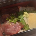 ビストロカフェ ももてなし家 - 日替わりランチ鰹と鯛の２色重　1,500円(サラダ、味噌汁付き)