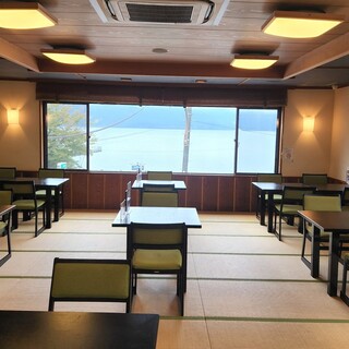 芦ノ湖を一望できる2階建ての店内は、落ち着いた和の雰囲気