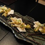 徳山鮓 - うるい、こごみ、タラの芽の天ぷら、猪パウダーをかけて