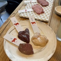 熟成和牛焼肉エイジング・ビーフ 神楽坂飯田橋店 - ホルモン3種盛り　と　タンの食べ比べ