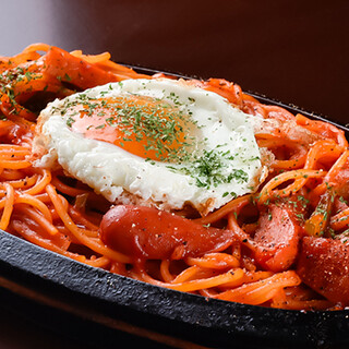 名物「鉄板ナポリタン」や丁寧に仕込む「欧風カレー」がおすすめ