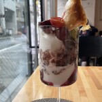 浅煎りコーヒーと自然派ワイン Typica - チェリーとチーズのパフェ