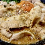 麺屋　たか - 豚バラ肉のアップ！生卵が良い仕事をしています