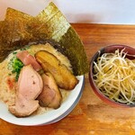 麺屋　たか - 野菜が付きます。海苔好きなので沢山あって嬉しい♪