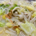 長崎ちゃんぽん ぽんた - お野菜は最後までシャキシャキ。お好みでラー油と胡椒を