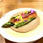 レストラン ウオゼン - ❸蘇我農園産グリーンアスパラのホワイヨ （仏産コンテチーズ＋パン粉焼き）　
      〜ガンジー牛の自家製生ハム3年熟成、マイクロハーブと花のせの魚沼産蕎麦ガレット