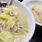 長崎ちゃんぽん ぽんた - ランチ量多め(当社比)コレで900円。餃子つけたかったけどお持ち帰り案件になりそうだったので