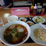 友楽 - ラーメン半炒飯900