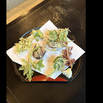 郷土料理ともん - 【【コース】】　山菜の天ぷら　左下から時計回り　天然ﾖﾓｷﾞ 天然ｷｸﾗｹﾞ ﾔﾏﾆﾝｼﾞﾝ  ﾀｶﾉﾂﾒ  ﾔﾏﾌﾞｷｼｮｳﾏ ｲﾀﾄﾞﾘ  行者ﾆﾝﾆｸ   byまみこまみこ